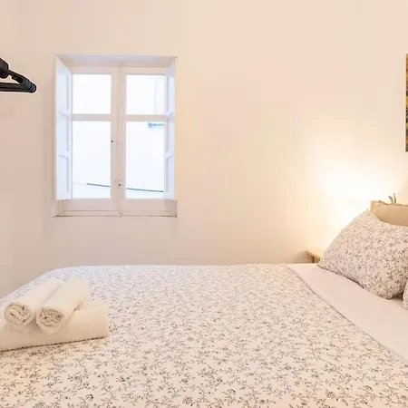 3 Bedroom Flat In Historic Centre Apartment *