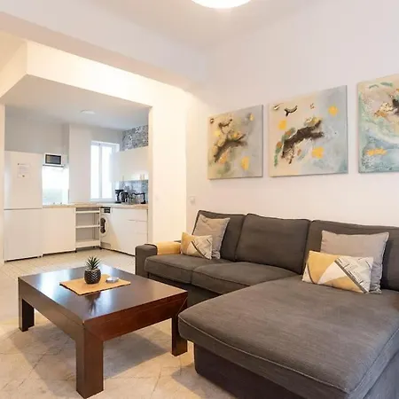 3 Bedroom Flat In Historic Centre Apartment *